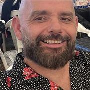 ¿Quieres mejorar tu inglés y ganar confianza al hablar? ¡Estoy aquí para ayudarte! Soy Armando, un apasionado profesor de inglés